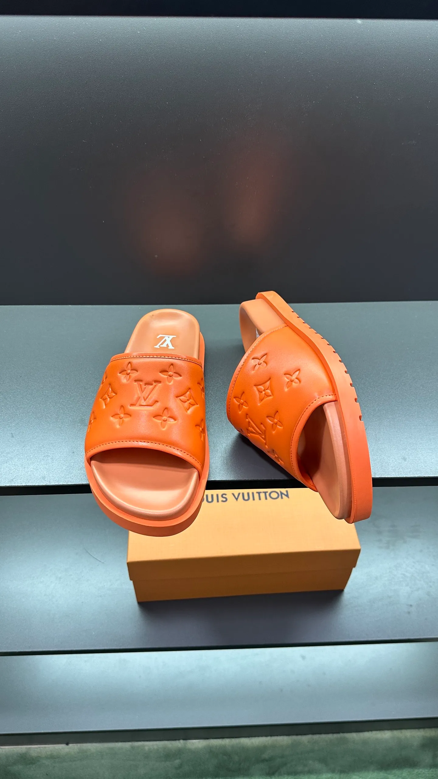 [L Home] P: 300💰Size: 38-45 Top purchasing lv men's summer slippers, classic presbyopia with soft real leather lining, unique color splicing effect, distinctive personality, fashionable and trendy essential style, light and comfortable. Lightweight and tough rubber insole, micro ridged foam outsole, super comfortable!